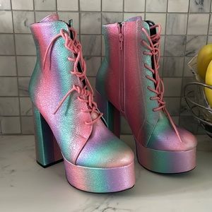 New w/out tags Platform Boots